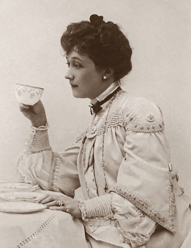 Altes Foto einer Frau die Kaffee trinkt