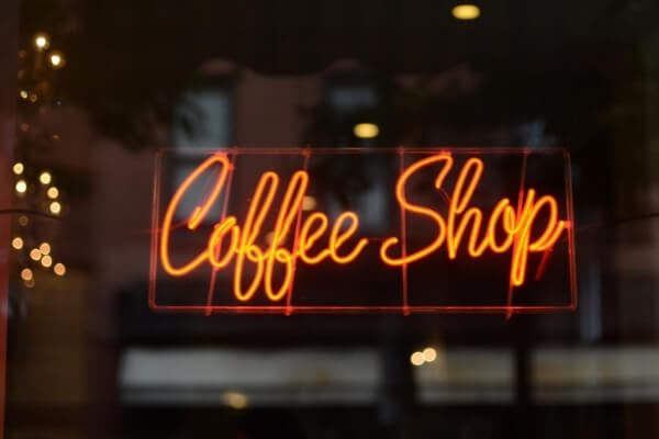 leuchtendes Coffee Shop Zeichen im Fenster eines Cafés