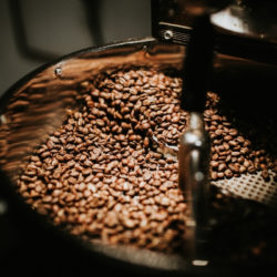 Kaffeebohnen werden in Trommelröstmaschine geröstet