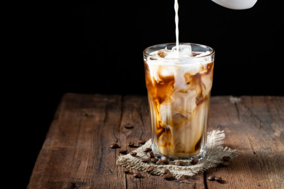 Eiskaffee im Glas mit frischer Milch