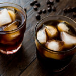 Ice Brew Coffee in zwei Gläsern mit Eiswürfeln