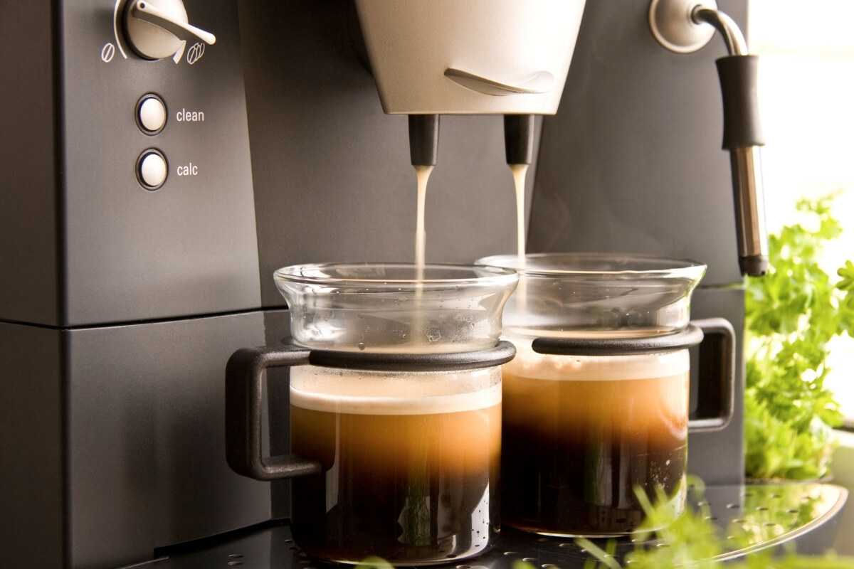 Kaffeevollautomat brüht zwei frische Tassen Kaffee