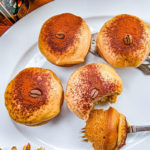 Vier Mokka Muffins auf einem Teller