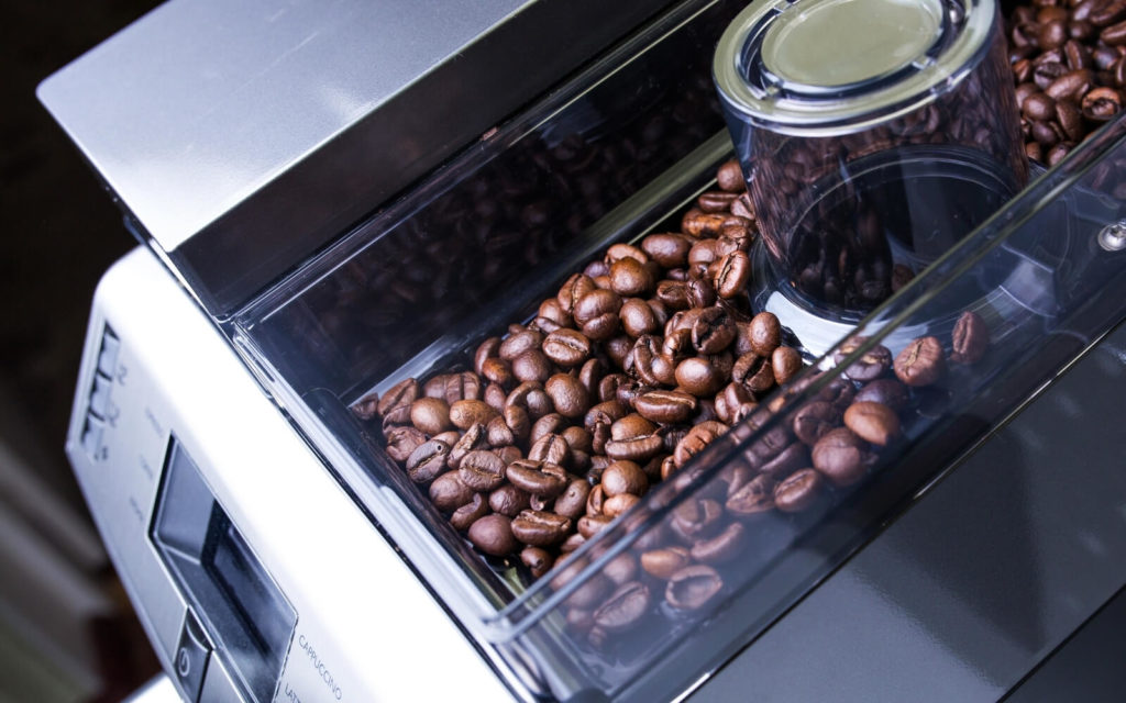 Bohnenbehälter eines Kaffeevollautomat mit Kaffeebohnen darin