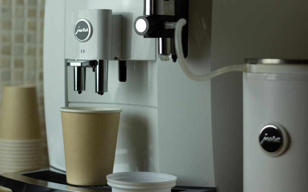 Jura E8 Kaffeevollautomat mit Milchbehälter und Einwegtasse