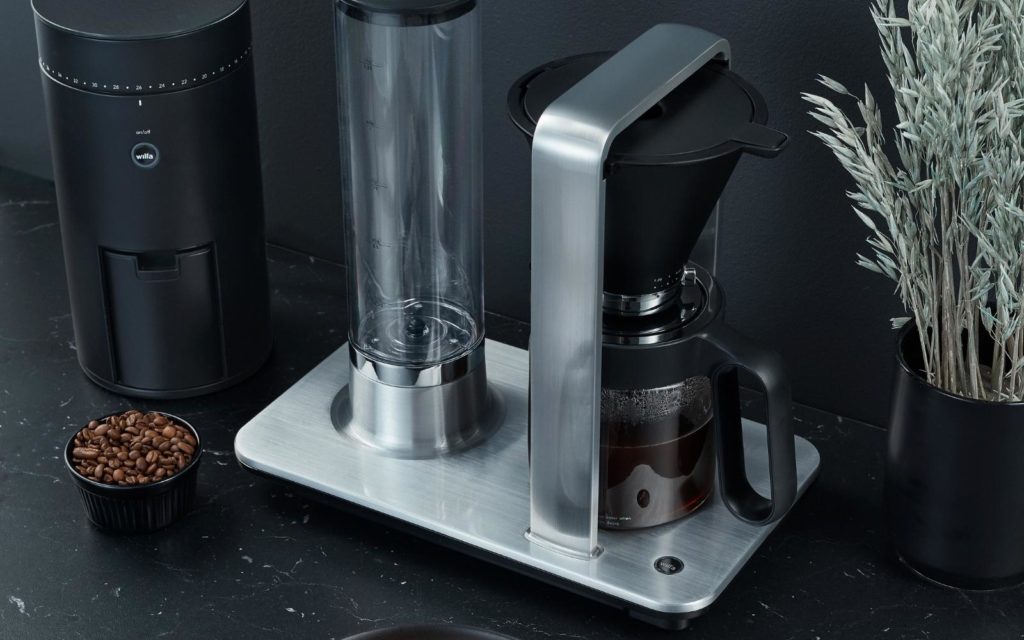Wilfa Svart Precision WSP-2A mit Wilfa Kaffeemühle und frisch gebrühtem Kaffee